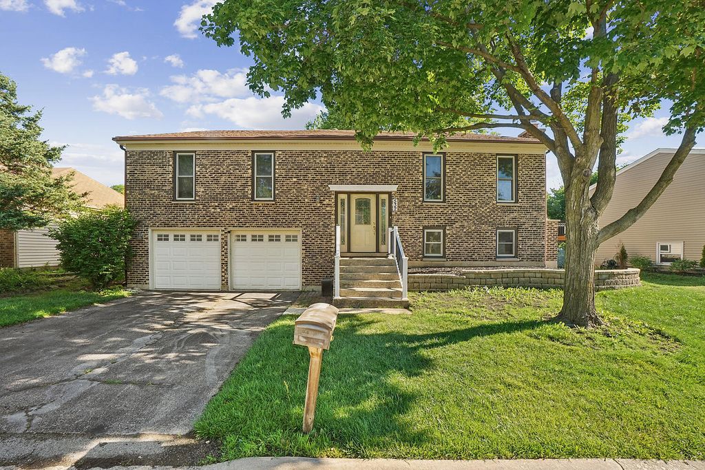 532 Iroquois Trail, Carol Stream, IL 60188