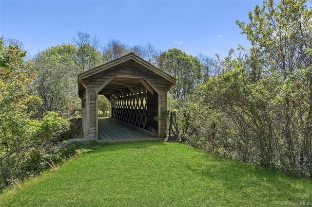 41 Edgewood Avenue, Bridgehampton, NY 11932