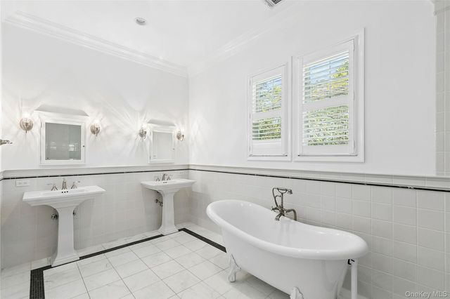 41 Edgewood Avenue, Bridgehampton, NY 11932