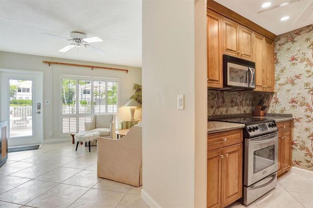 3215 SE 10th Street 102, Pompano Beach, FL 33062