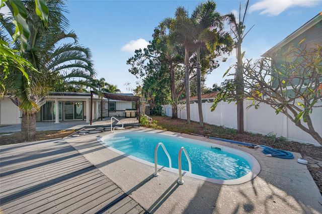 7217 6TH AVENUE N, St Petersburg, FL 33710