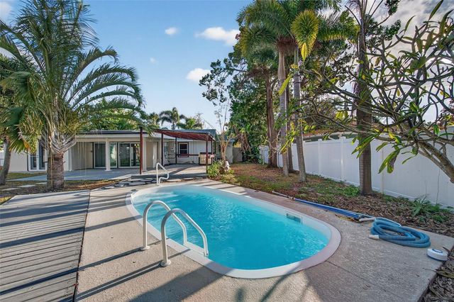 7217 6TH AVENUE N, St Petersburg, FL 33710