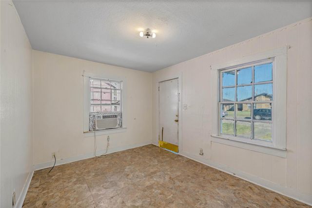 925 4th Avenue N, Texas City, TX 77590