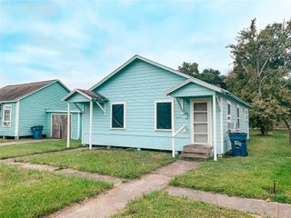 925 4th Avenue N, Texas City, TX 77590