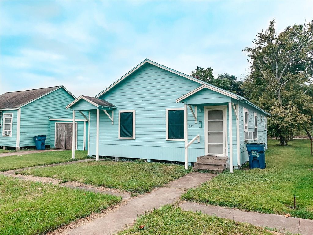 925 4th Avenue N, Texas City, TX 77590