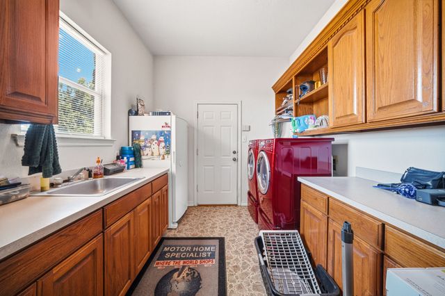 601 Zmolek Road, Ennis, TX 75119