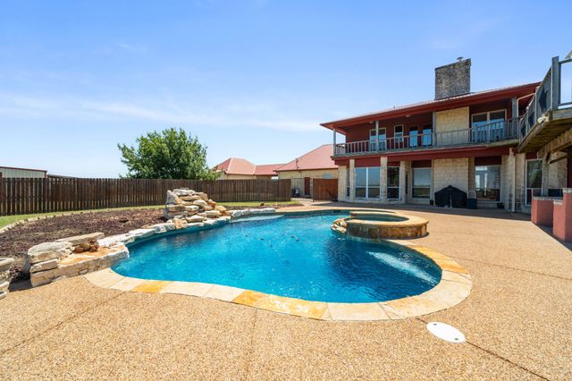 601 Zmolek Road, Ennis, TX 75119