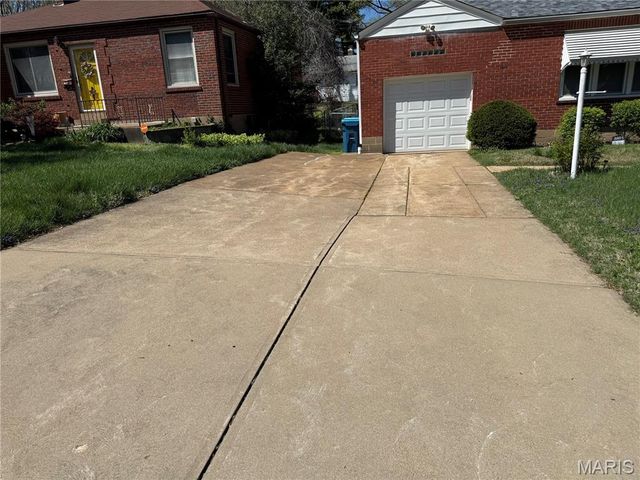 8805 Greenbrook Drive, St Louis, MO 63136