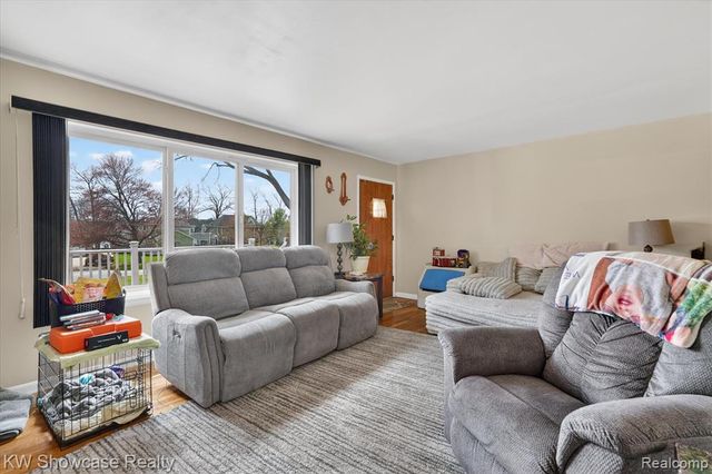 3762 Lakewood Drive, Waterford, MI 48329