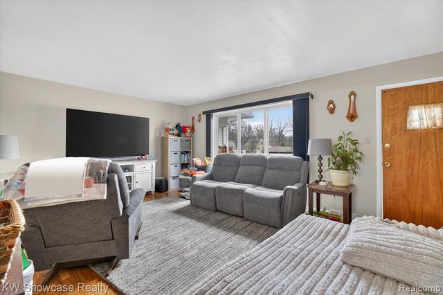 3762 Lakewood Drive, Waterford, MI 48329