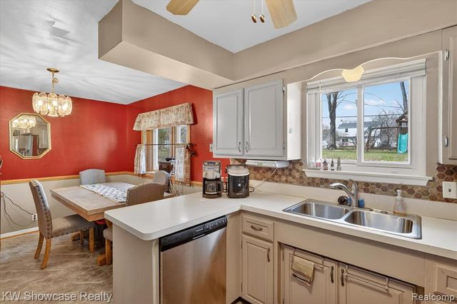 3762 Lakewood Drive, Waterford, MI 48329