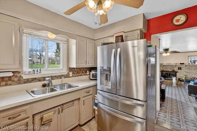 3762 Lakewood Drive, Waterford, MI 48329