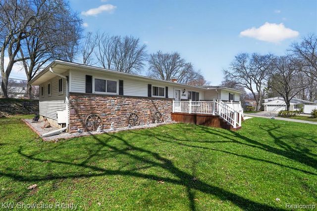 3762 Lakewood Drive, Waterford, MI 48329