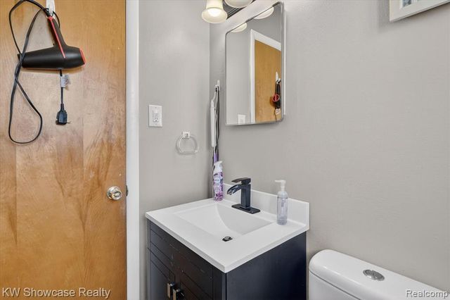 3762 Lakewood Drive, Waterford, MI 48329