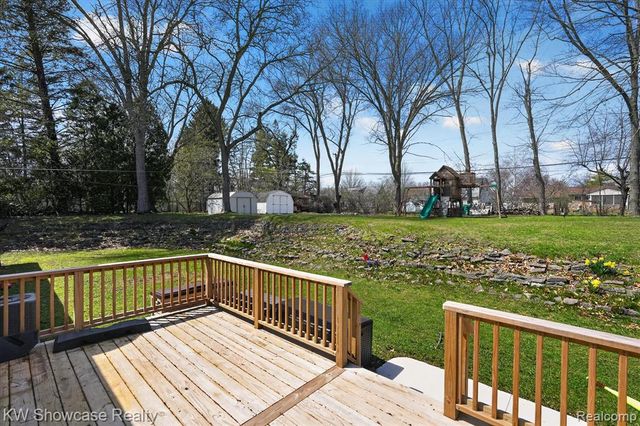 3762 Lakewood Drive, Waterford, MI 48329