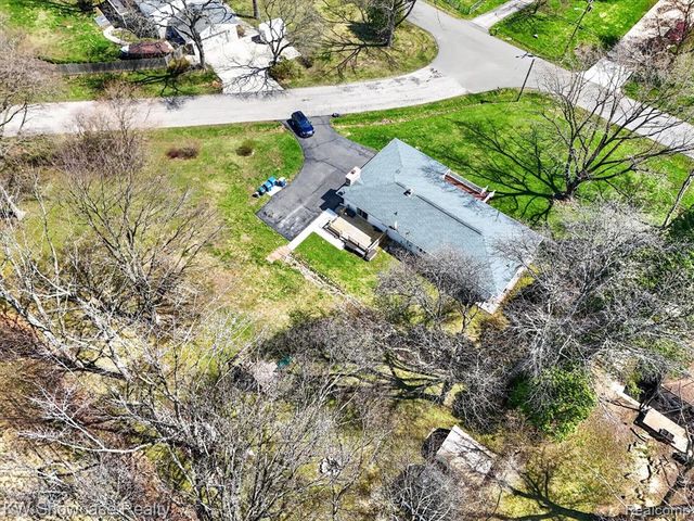 3762 Lakewood Drive, Waterford, MI 48329