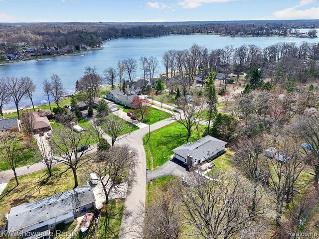 3762 Lakewood Drive, Waterford, MI 48329