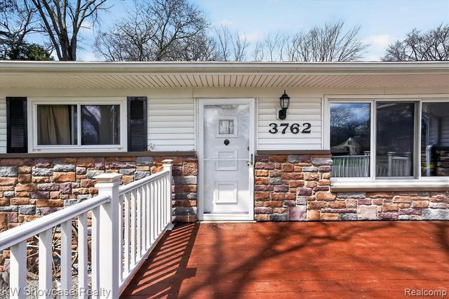 3762 Lakewood Drive, Waterford, MI 48329