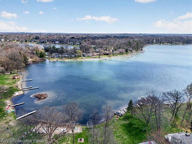 3762 Lakewood Drive, Waterford, MI 48329