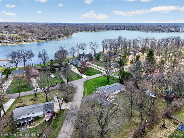 3762 Lakewood Drive, Waterford, MI 48329