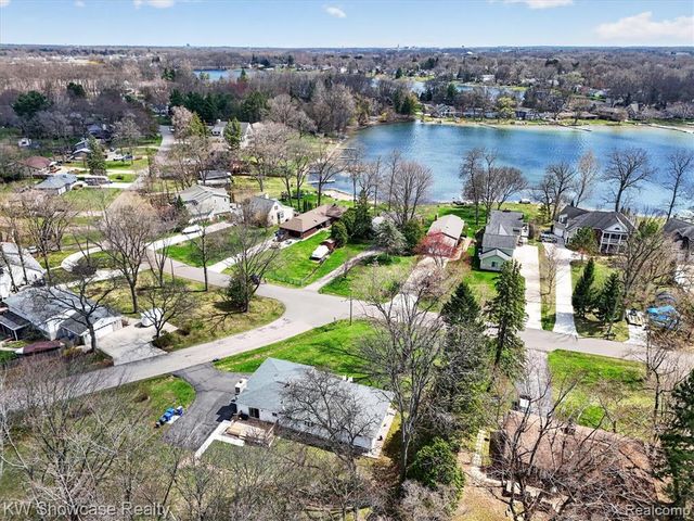 3762 Lakewood Drive, Waterford, MI 48329