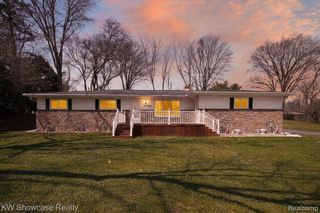 3762 Lakewood Drive, Waterford, MI 48329