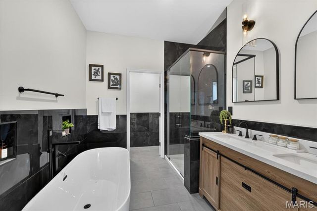 5588 Bartmer Avenue, St Louis, MO 63112