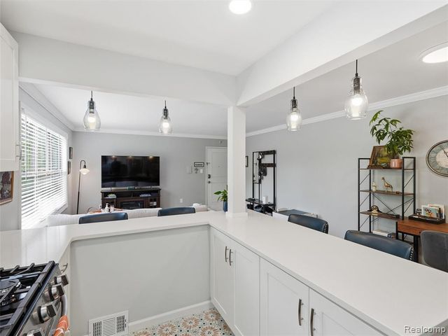 25707 Woodward Avenue, Royal Oak, MI 48067