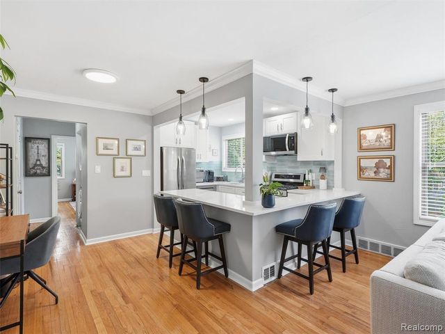 25707 Woodward Avenue, Royal Oak, MI 48067