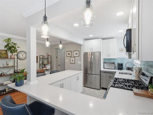 25707 Woodward Avenue, Royal Oak, MI 48067
