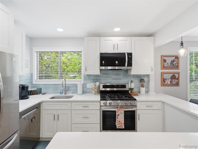 25707 Woodward Avenue, Royal Oak, MI 48067