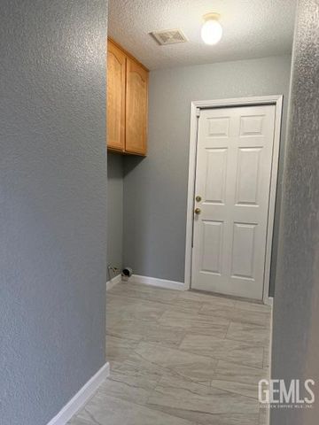 321 Calle Pinuelas, Delano, CA 93215