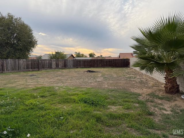 321 Calle Pinuelas, Delano, CA 93215