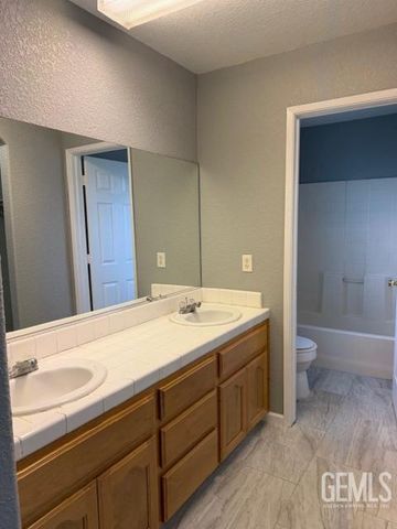 321 Calle Pinuelas, Delano, CA 93215