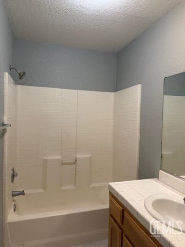 321 Calle Pinuelas, Delano, CA 93215