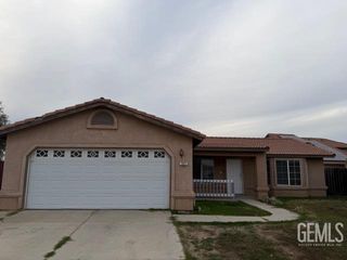 321 Calle Pinuelas, Delano, CA 93215