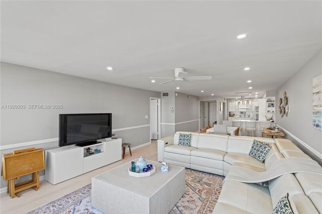 3051 NE 48th St 307, Fort Lauderdale, FL 33308