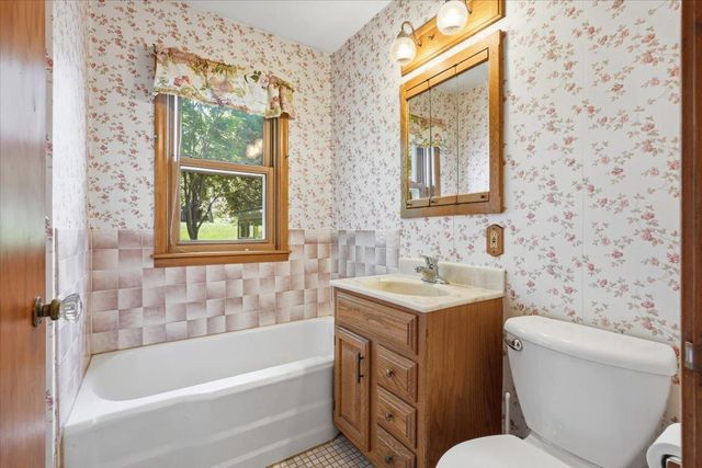 568 Shryer Avenue W, Roseville, MN 55113