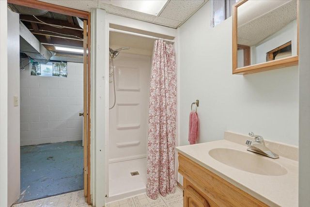 568 Shryer Avenue W, Roseville, MN 55113
