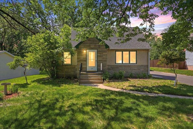 568 Shryer Avenue W, Roseville, MN 55113
