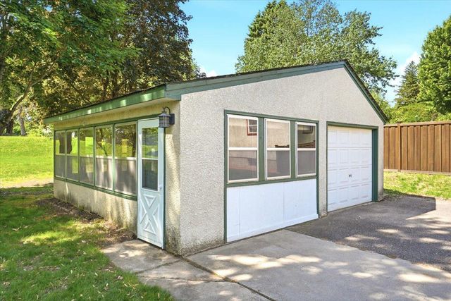 568 Shryer Avenue W, Roseville, MN 55113