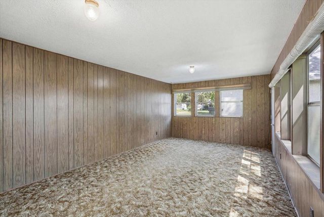 568 Shryer Avenue W, Roseville, MN 55113