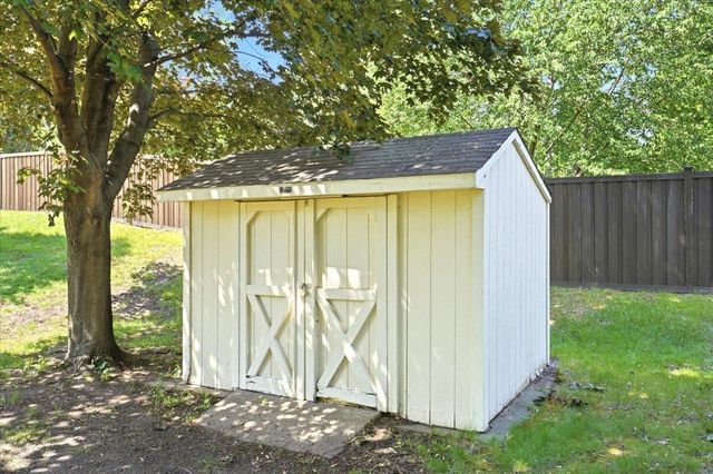 568 Shryer Avenue W, Roseville, MN 55113