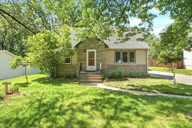 568 Shryer Avenue W, Roseville, MN 55113
