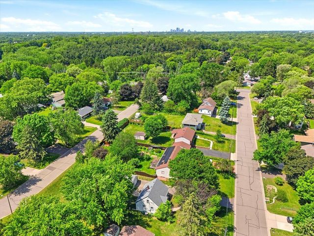 568 Shryer Avenue W, Roseville, MN 55113