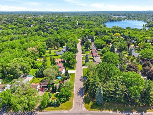 568 Shryer Avenue W, Roseville, MN 55113