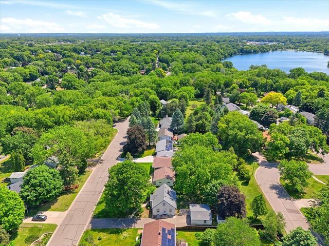 568 Shryer Avenue W, Roseville, MN 55113