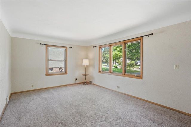 568 Shryer Avenue W, Roseville, MN 55113