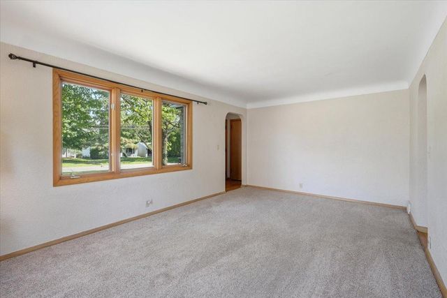 568 Shryer Avenue W, Roseville, MN 55113