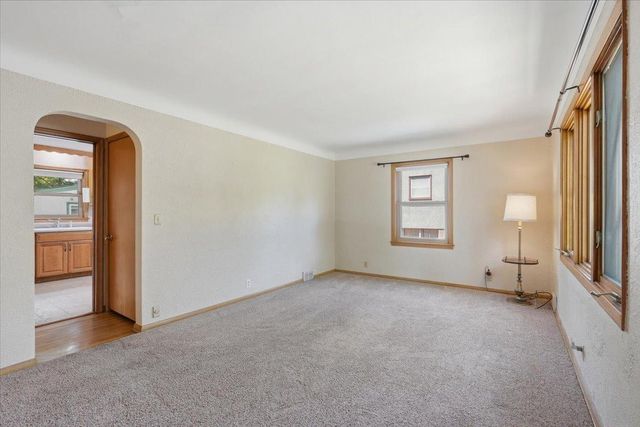 568 Shryer Avenue W, Roseville, MN 55113